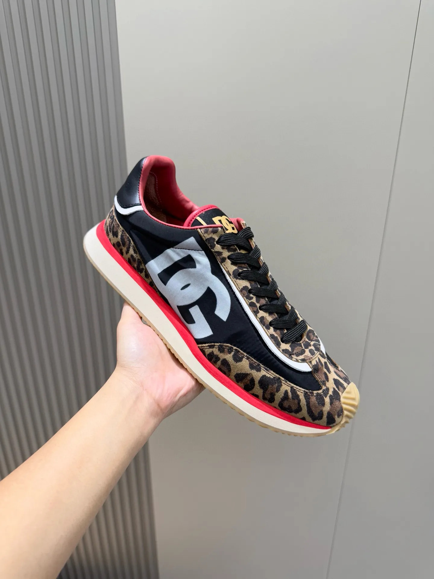 Factory price: 438💰DG Cushion high-end men's sports and casual shoes made of spliced materials. The new Cushion sports shoes are made of two-color suede upper｜Contrasting mesh printing on the side and DG cross logo are the finishing touch｜The lightweight and grippy rubber outsole adopts an innovative design to provide excellent performance｜The jacquard label adds timeless style｜Original imported cowhide, multiple material splicing design, imported cowhide lining Cowhide feet, original TPR elastic outsole Size: 39-44 (customized at 38.45)